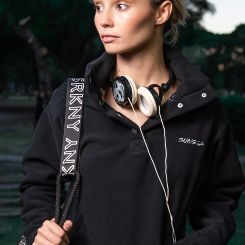 Buzo polar con bolsillos, cuello alto y cartera con broches - NEGRO