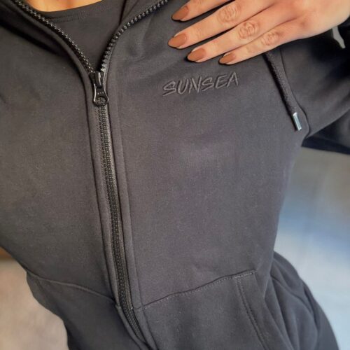 Campera frisada con capucha y bolsillos - NEGRO