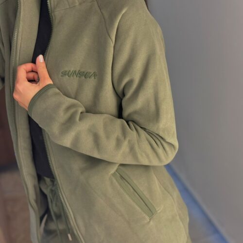 Campera space con espalda recta, cuello alto y bolsillos - VERDE MILITAR