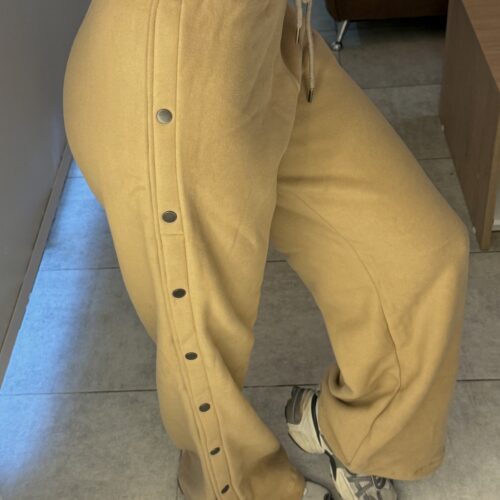 Pantalón palazzo frisa gamuzada ancho con elástico en cintura, recortes laterales y broches - COLORES DISPONIBLES