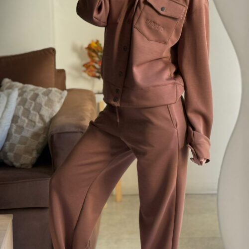 Campera crop over con broches y capucha, tela scuba jogging - COLORES DISPONIBLES